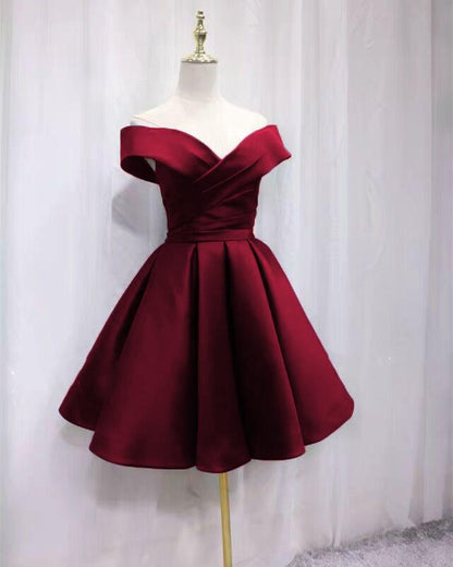 Vestido corto de satén con hombros descubiertos para fiesta de graduación