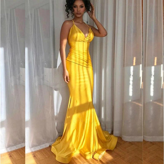 Vestido de fiesta largo de sirena con escote en V y tirantes finos en amarillo dorado sexy