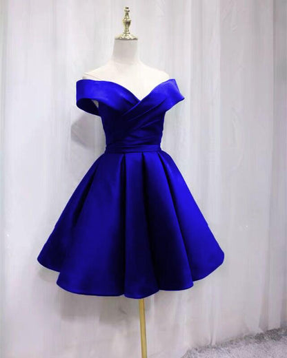 Vestido corto de satén con hombros descubiertos para fiesta de graduación