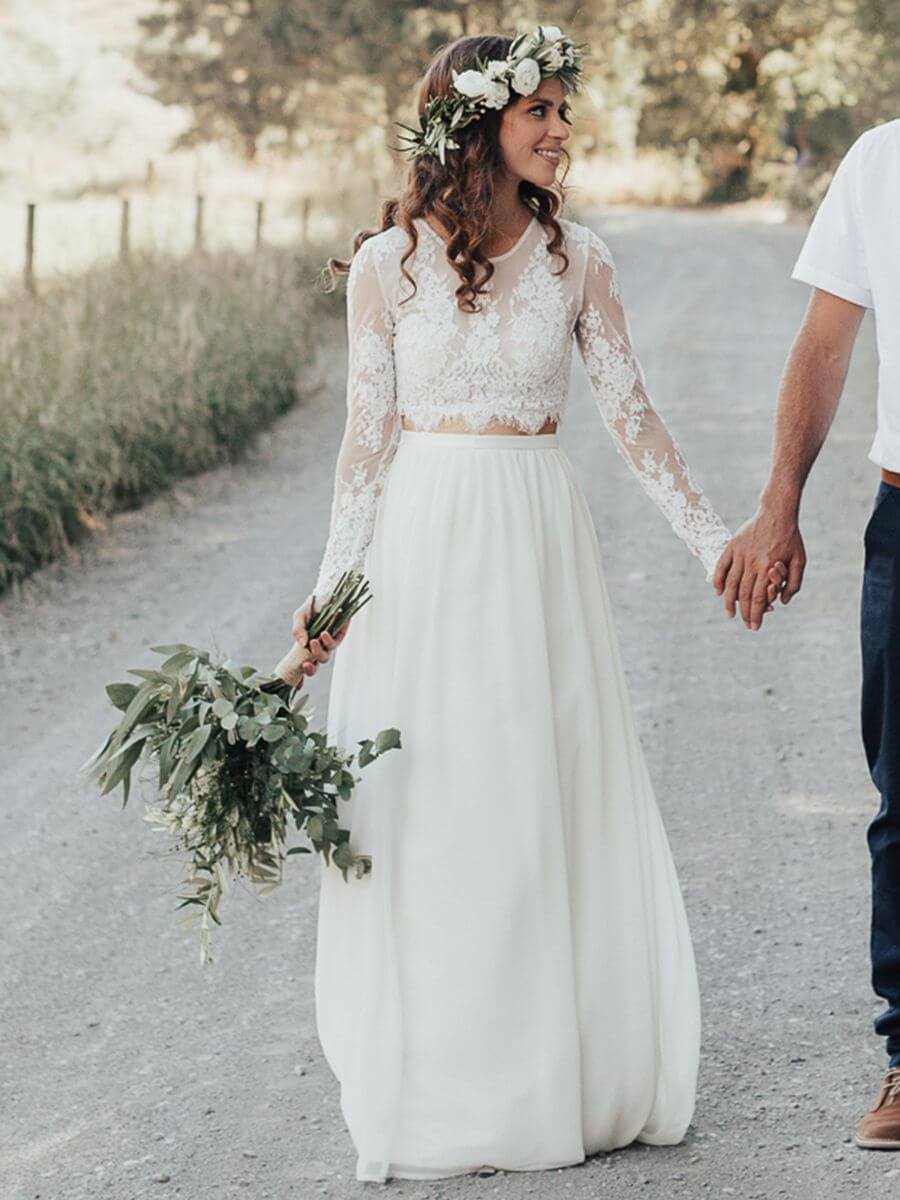Vestido de novia de dos piezas con escote redondo rústico y encaje, con mangas largas y volantes.
