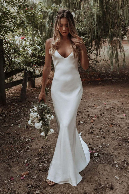 Vestido de novia de playa estilo sirena con tirantes finos, elegante y largo.