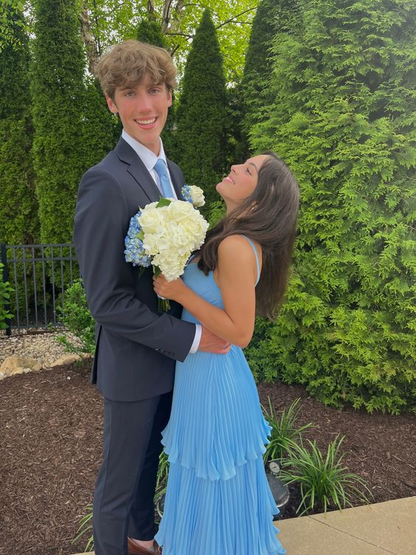 Elegante vestido de fiesta largo plisado con tirantes azules y corte A