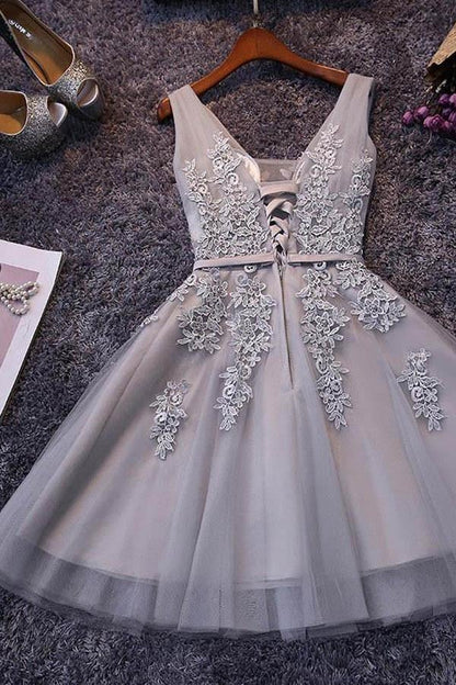 Vestido corto de tul gris con cordones y apliques de encaje para la fiesta de bienvenida