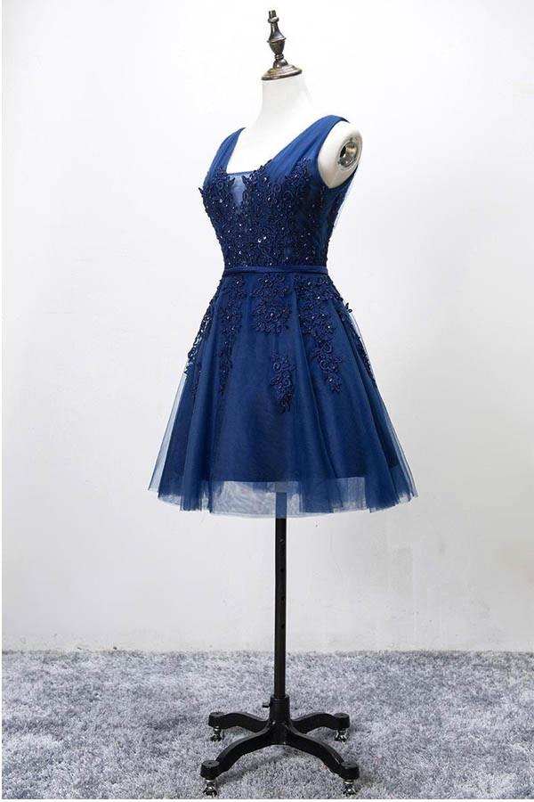 Vestido corto de tul gris con cordones y apliques de encaje para la fiesta de bienvenida