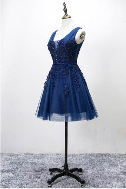 Vestido corto de tul gris con cordones y apliques de encaje para la fiesta de bienvenida