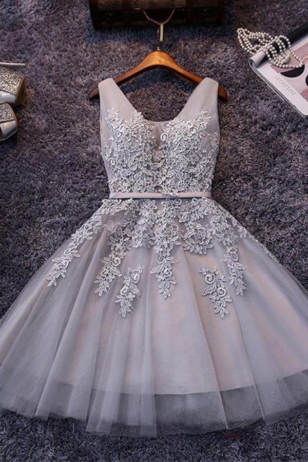 Vestido corto de tul gris con cordones y apliques de encaje para la fiesta de bienvenida