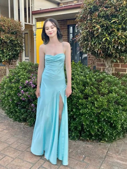 Vestido de fiesta largo con tirantes finos y corte entallado para boda