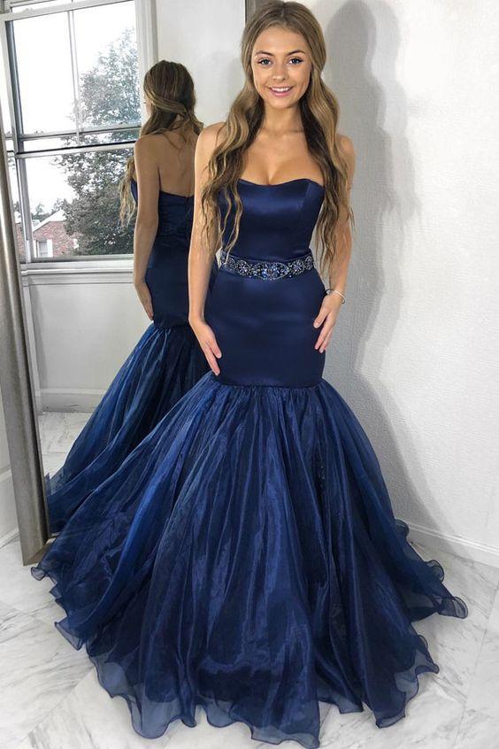 Vestido de fiesta azul marino de satén sin tirantes con falda de organza y sirena