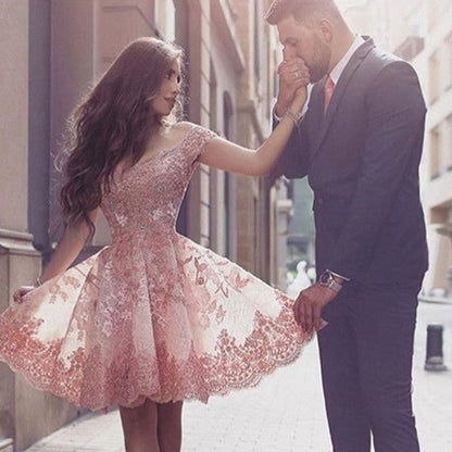 Fabuloso vestido de fiesta corto con hombros descubiertos y apliques, semiformal.
