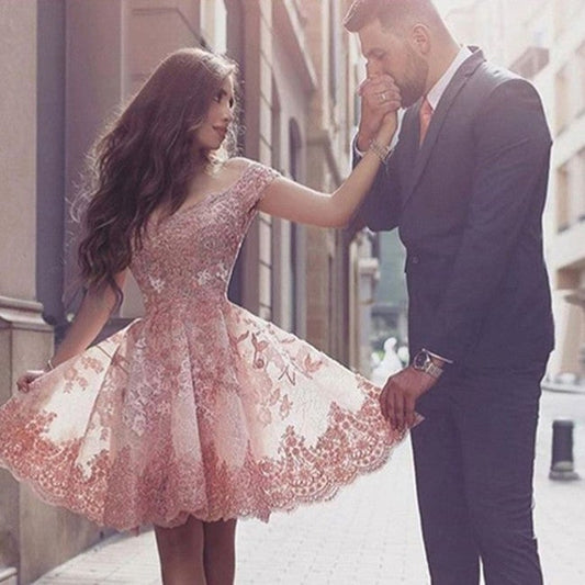 Fabuloso vestido de fiesta corto con hombros descubiertos y apliques, semiformal.