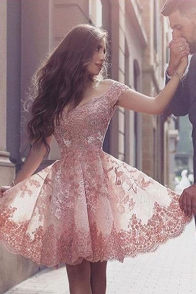 Fabuloso vestido de fiesta corto con hombros descubiertos y apliques, semiformal.