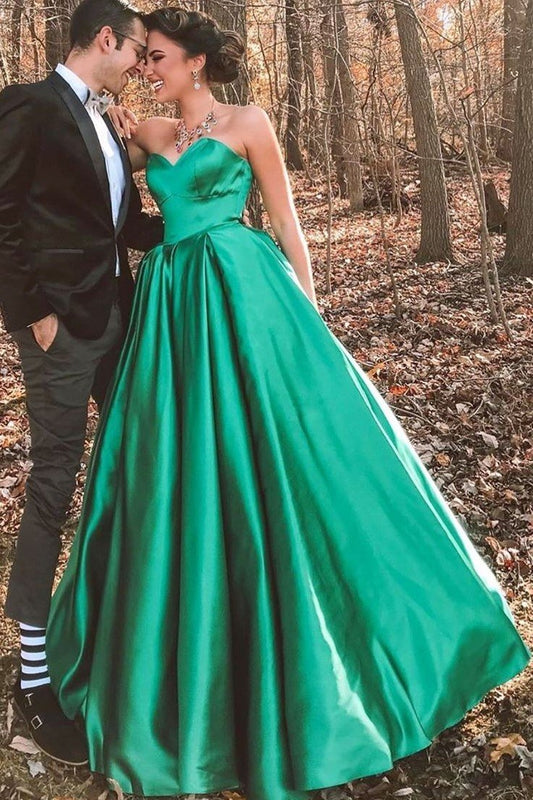 Vestidos de fiesta de satén verde sin espalda y escote corazón hasta el suelo