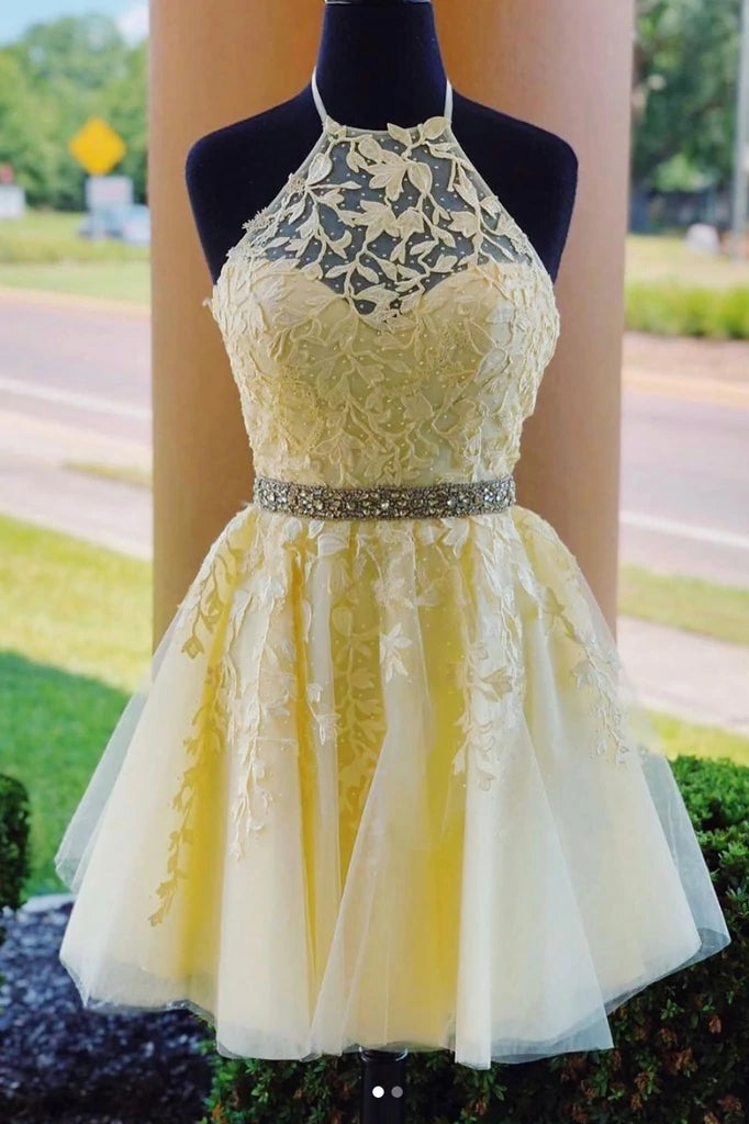 Vestidos de fiesta de encaje lila con cinturón de cuentas y corte A amarillo corto
